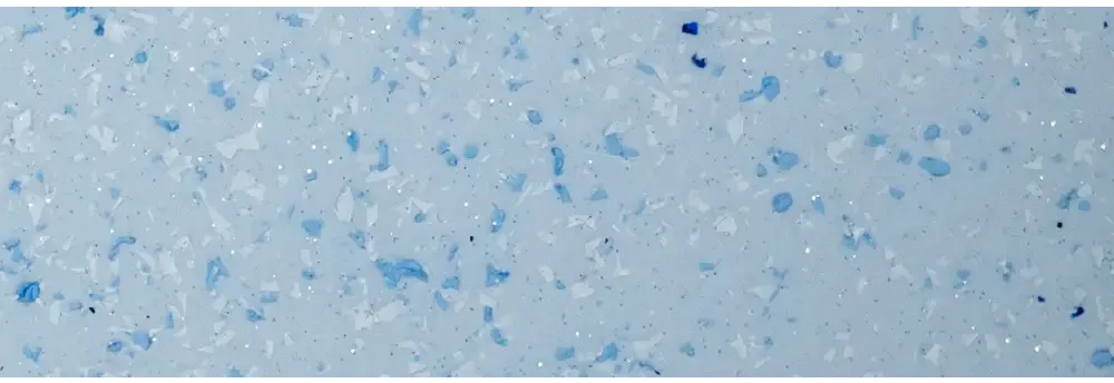 Bahama-Gartenpool mit transparenter Überdachung – hellblaue Terrazzooberfläche, weiße und dunkelblaue Sprenkel